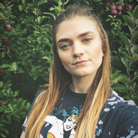 Meet Your Posher - Renee - Picture 2 of 4